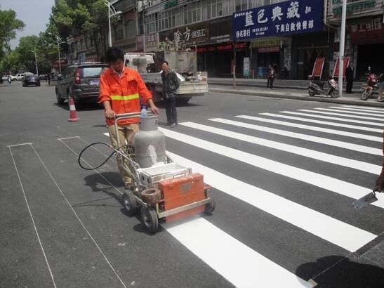 解放路人行道道路標(biāo)線(xiàn)施工